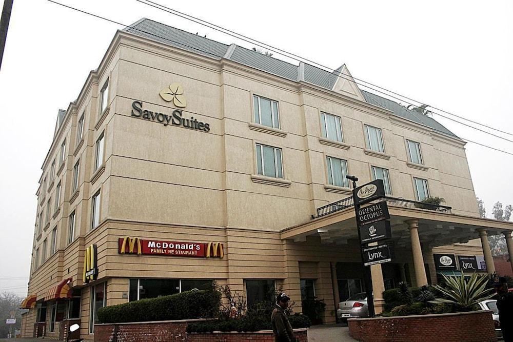 Savoy Suites Noida Buitenkant foto