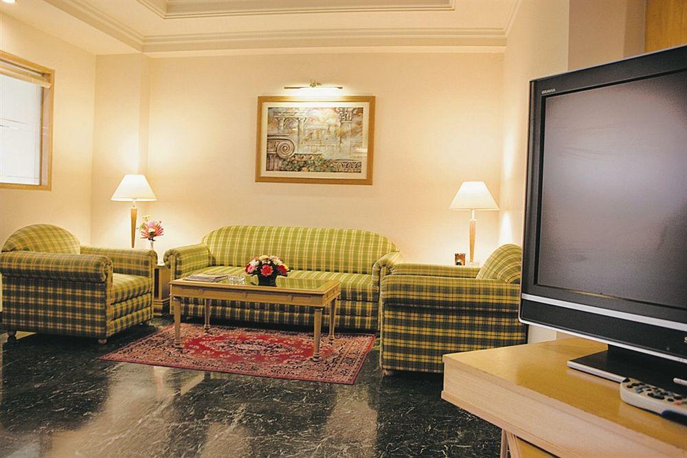 Savoy Suites Noida Buitenkant foto