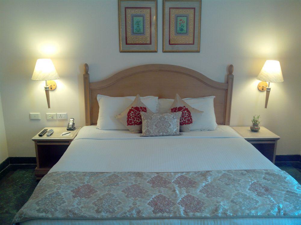 Savoy Suites Noida Buitenkant foto