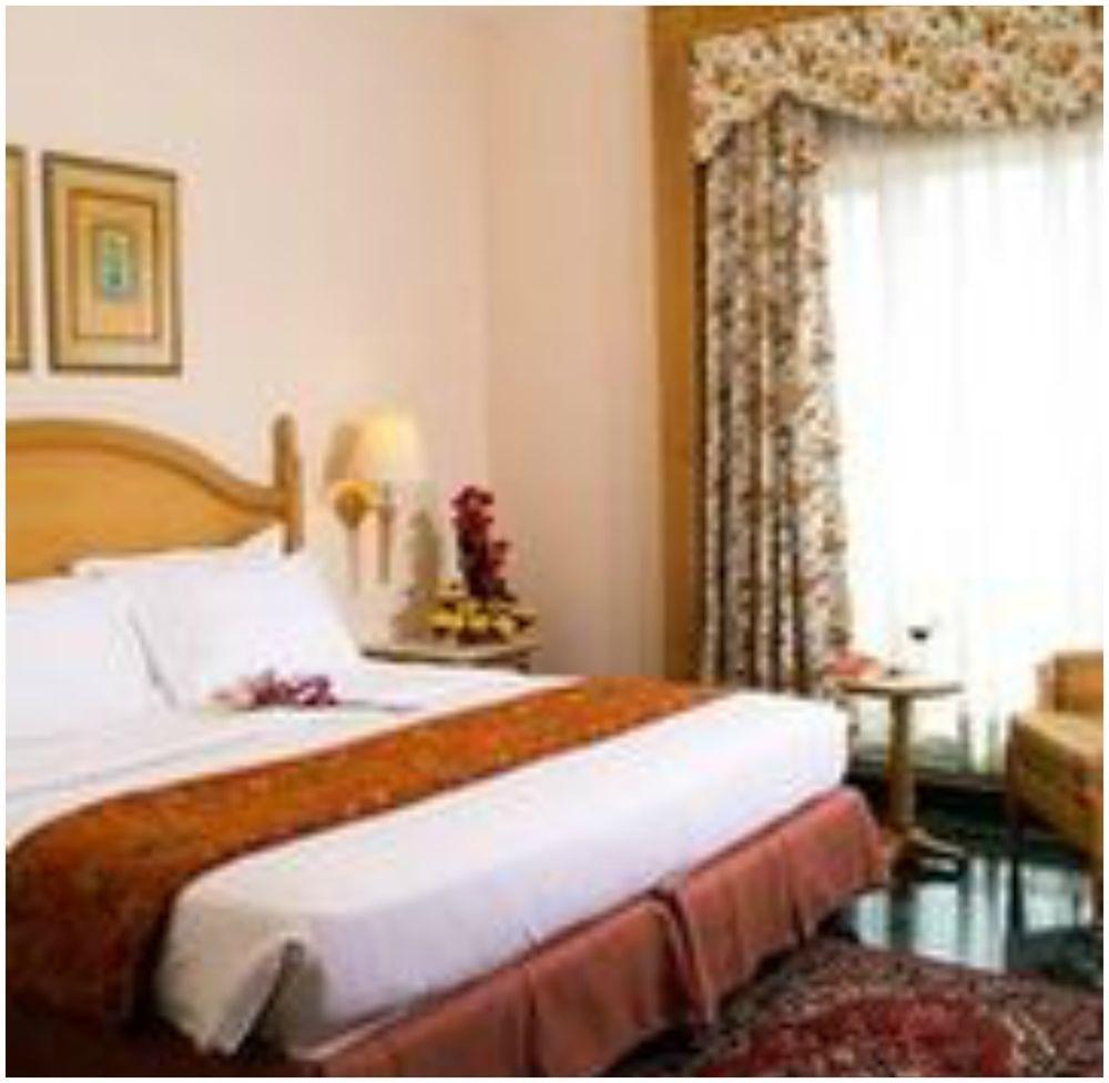 Savoy Suites Noida Buitenkant foto