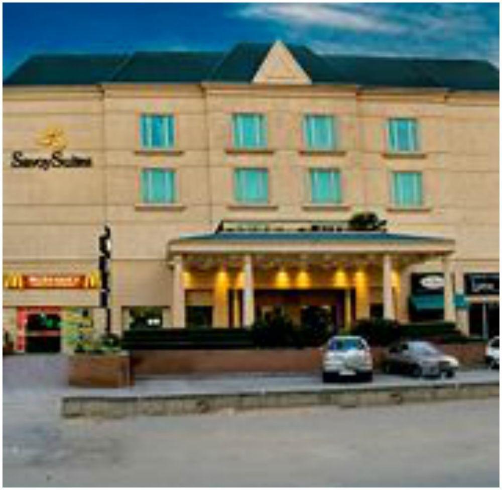 Savoy Suites Noida Buitenkant foto