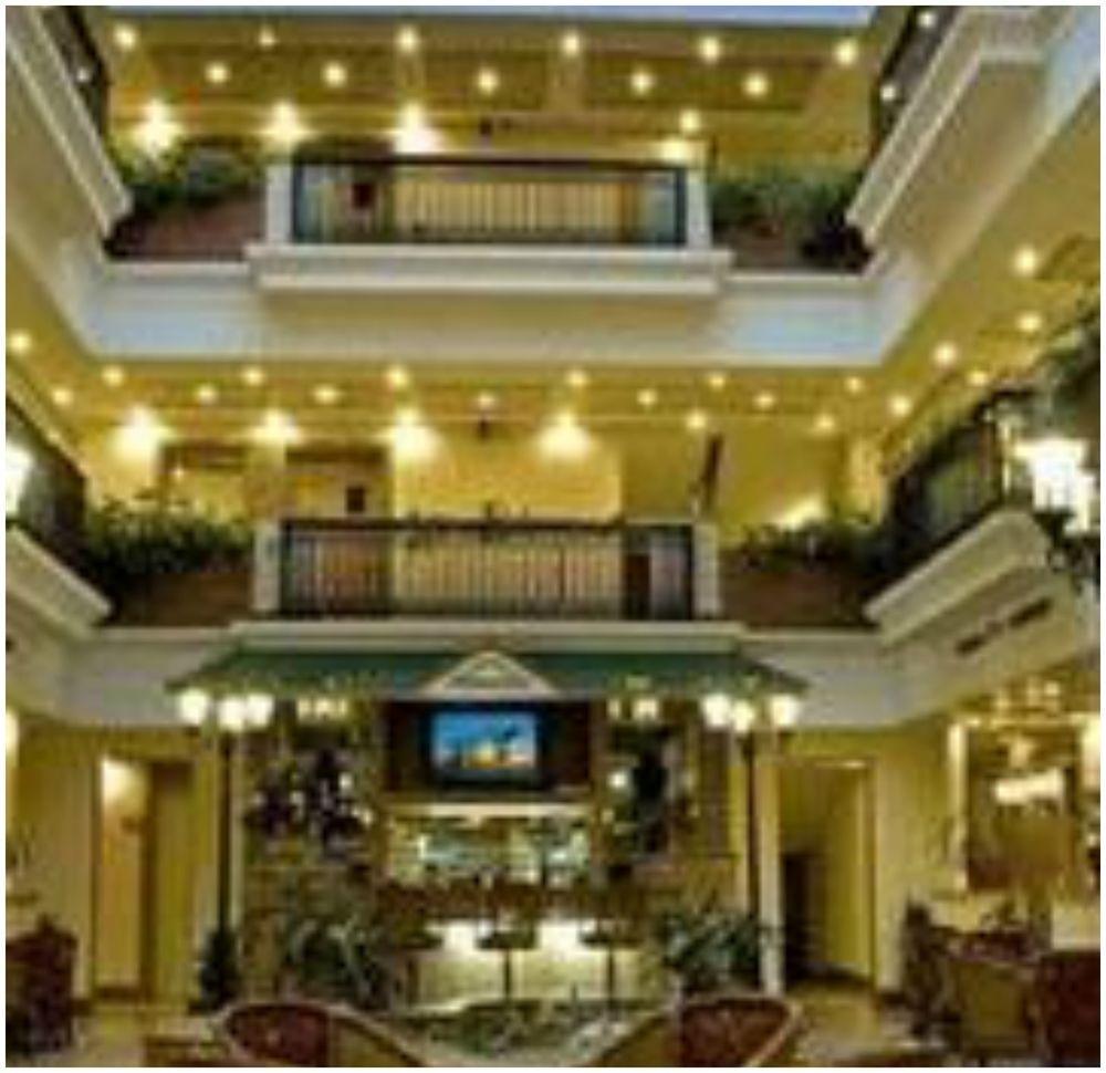 Savoy Suites Noida Buitenkant foto