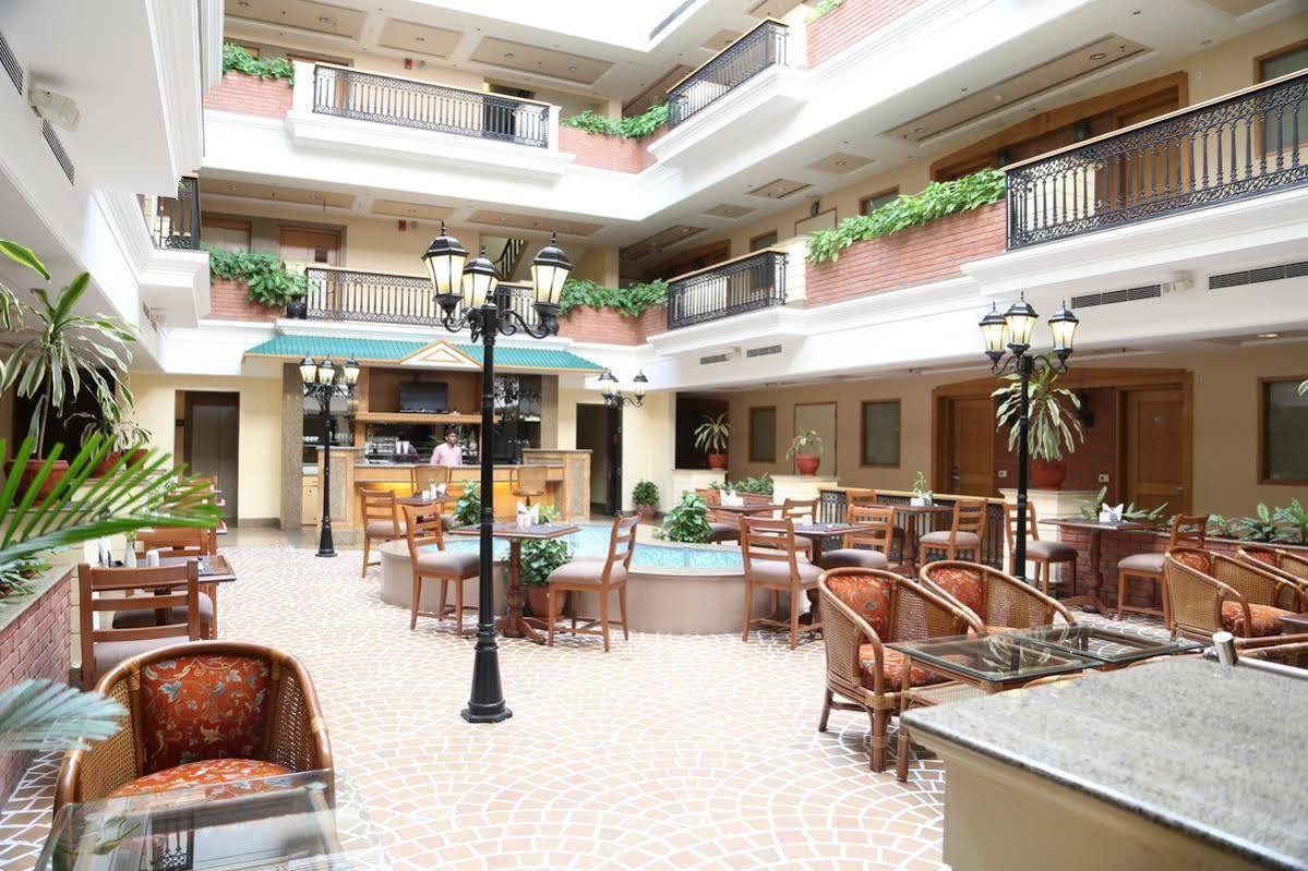 Savoy Suites Noida Buitenkant foto